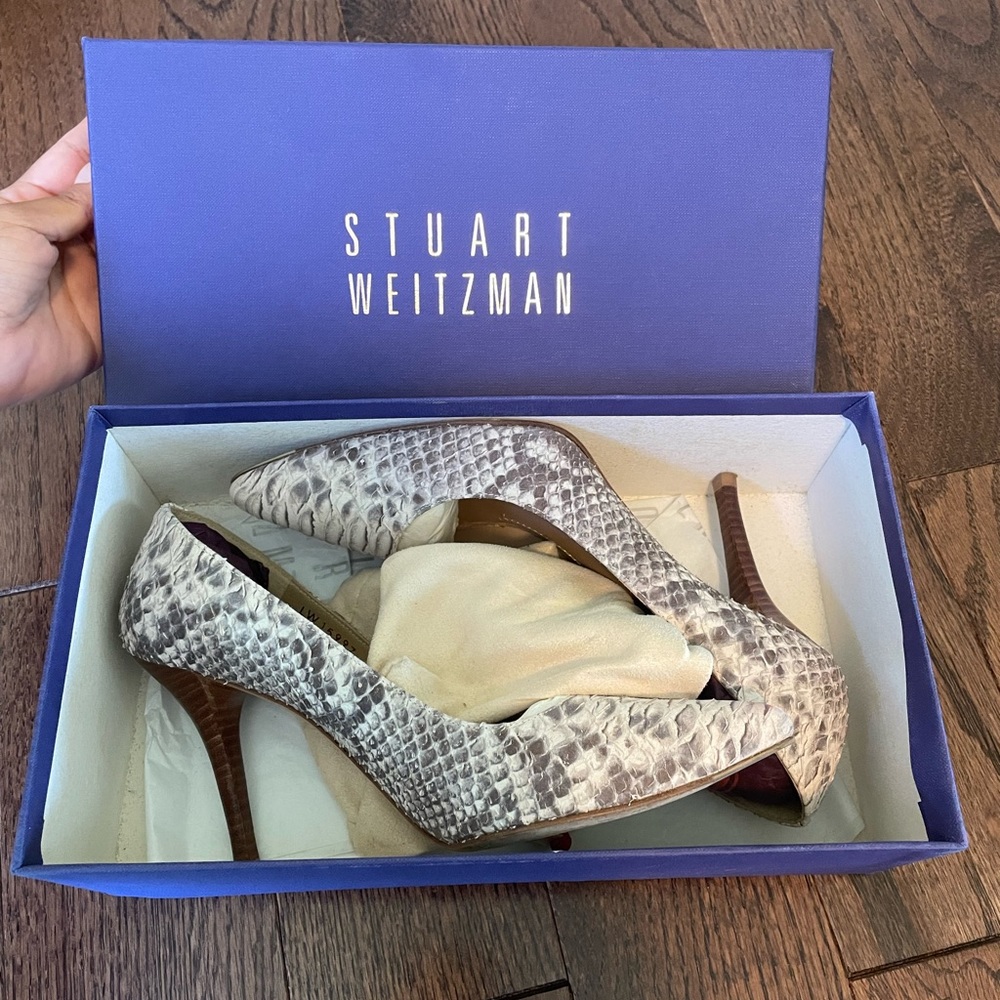 Stuart Weitzman snake pointed pump